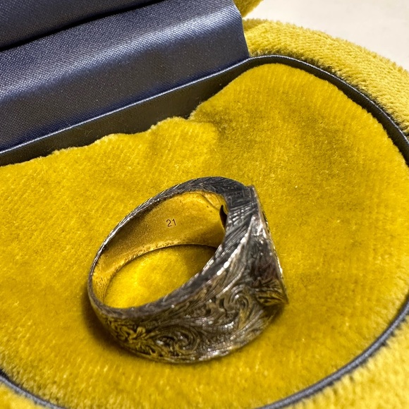 Gucci Interlocking GG Ring - Picture 5 of 11